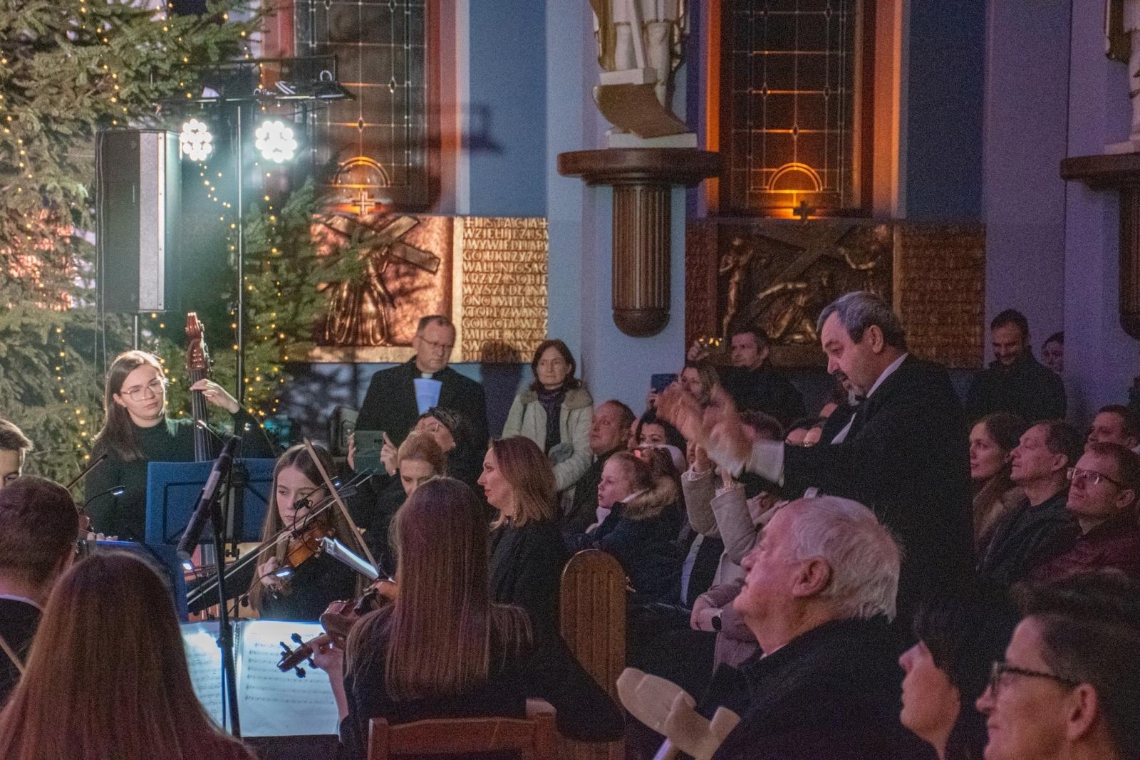 Zdjęcie w galerii na portalu naszwodzislaw.com: Koncert kolęd z owacjami na stojąco [FOTO i WIDEO] wiadomości z regionu