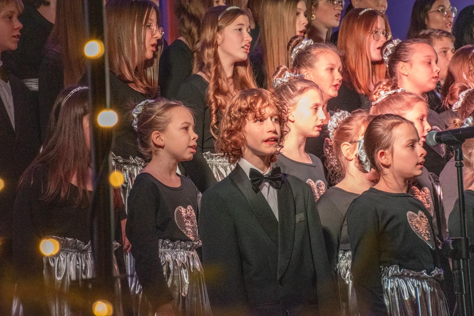 Zdjęcie w galerii na portalu naszwodzislaw.com: Koncert kolęd z owacjami na stojąco [FOTO i WIDEO] wiadomości z regionu