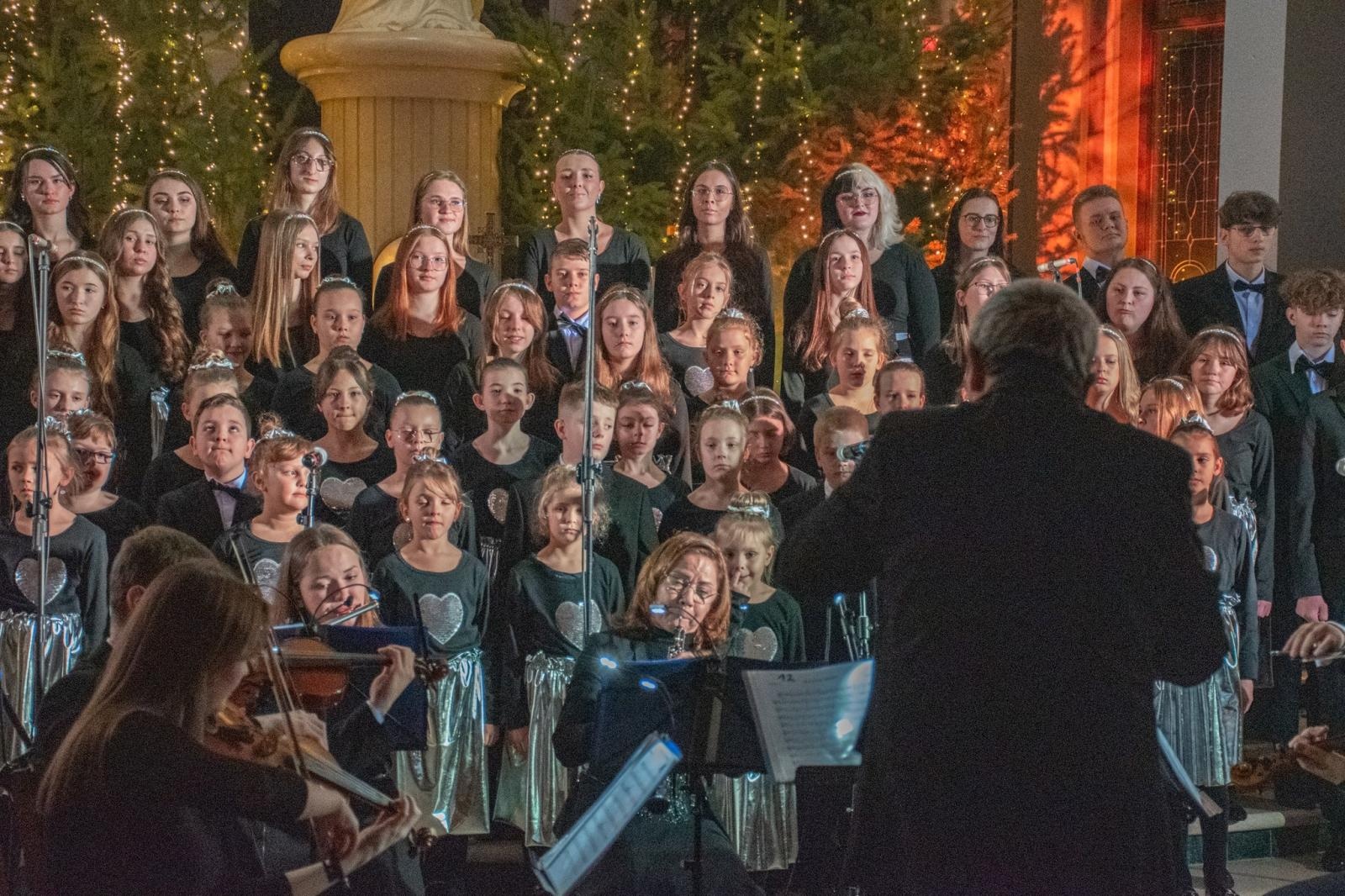 Zdjęcie w galerii na portalu naszwodzislaw.com: Koncert kolęd z owacjami na stojąco [FOTO i WIDEO] wiadomości z regionu