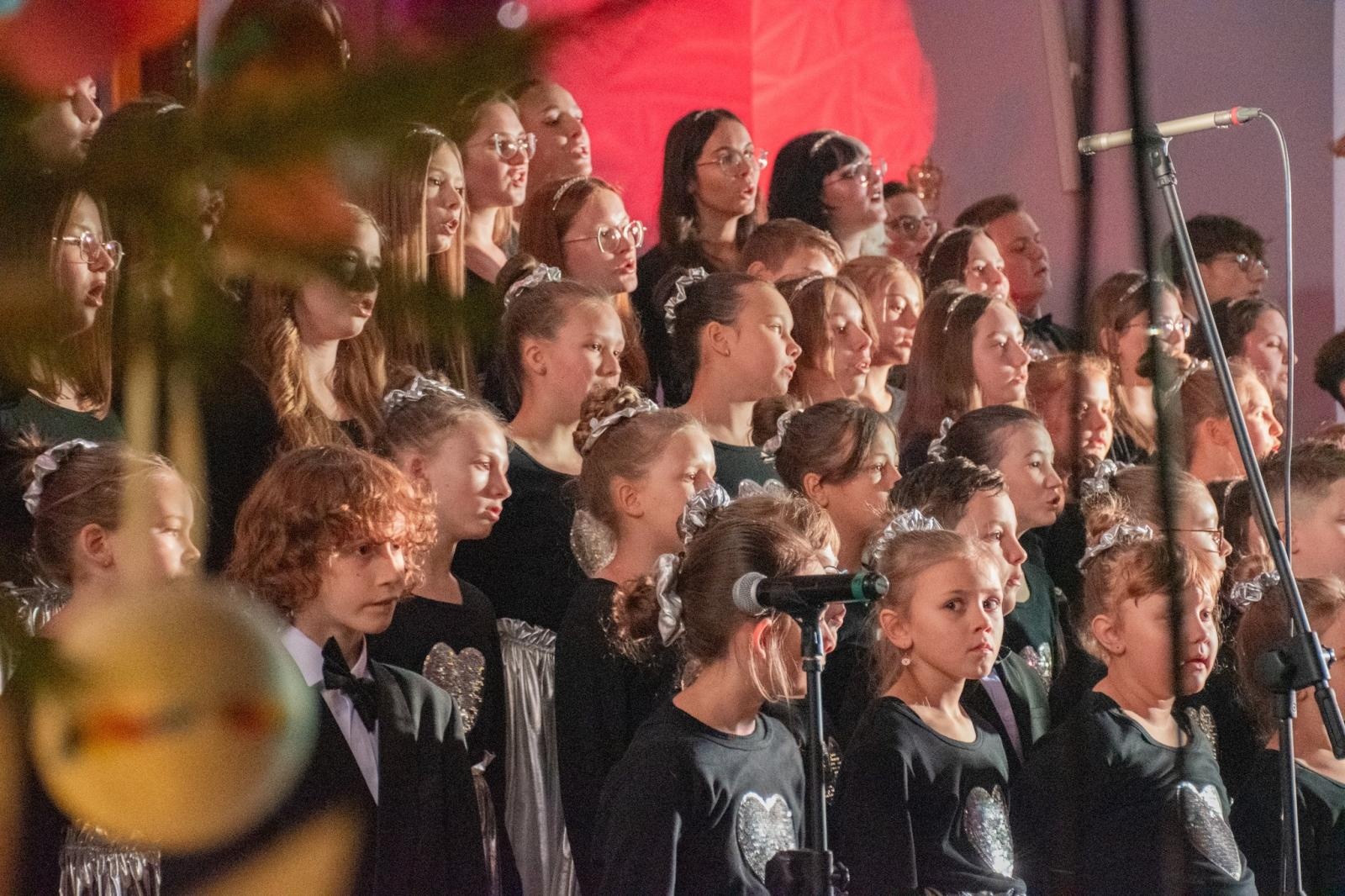 Zdjęcie w galerii na portalu naszwodzislaw.com: Koncert kolęd z owacjami na stojąco [FOTO i WIDEO] wiadomości z regionu