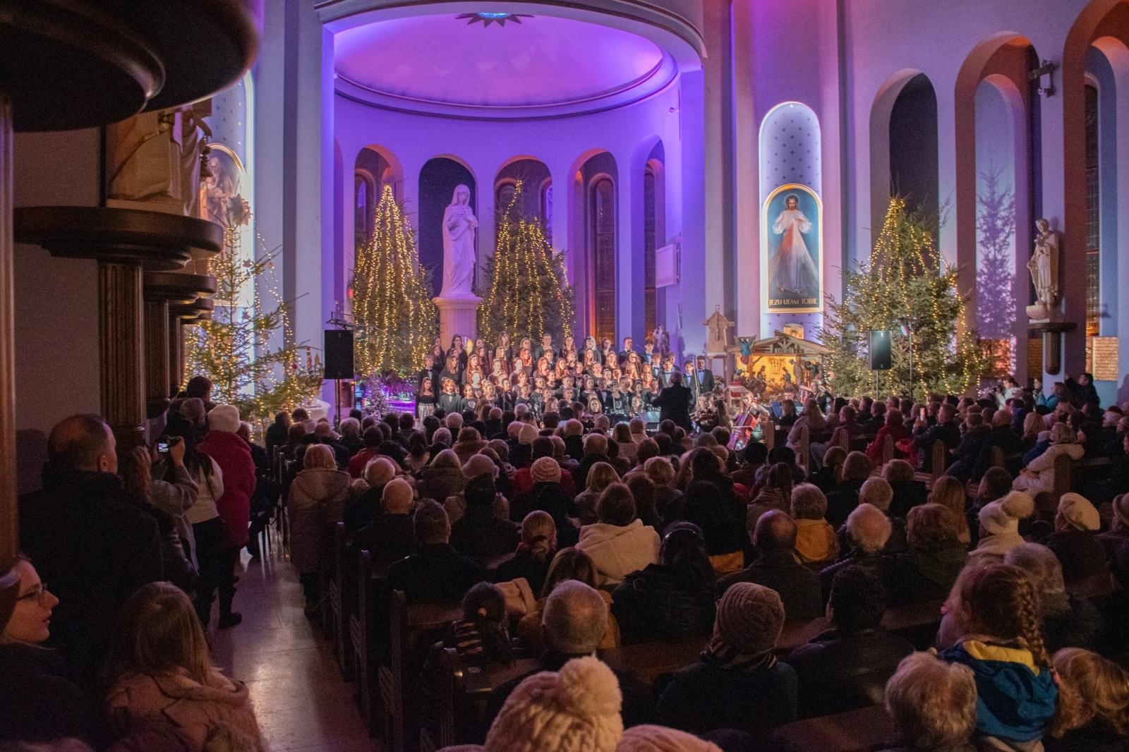Zdjęcie w galerii na portalu naszwodzislaw.com: Koncert kolęd z owacjami na stojąco [FOTO i WIDEO] wiadomości z regionu