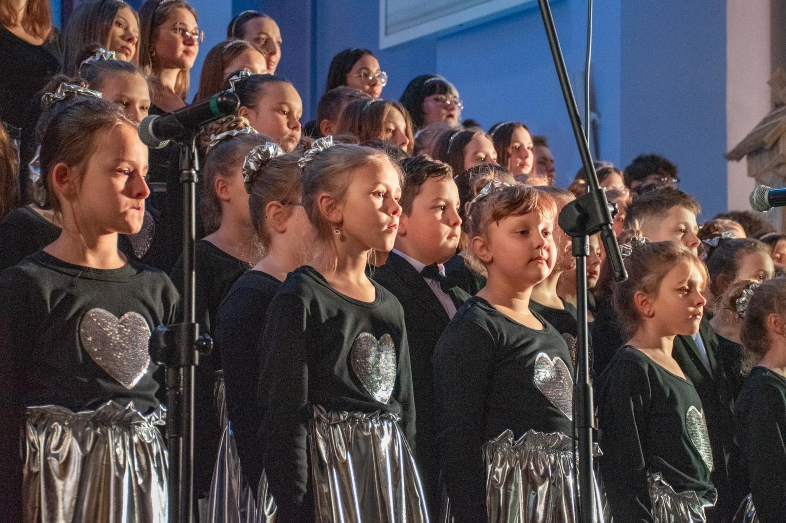 Zdjęcie w galerii na portalu naszwodzislaw.com: Koncert kolęd z owacjami na stojąco [FOTO i WIDEO] wiadomości z regionu