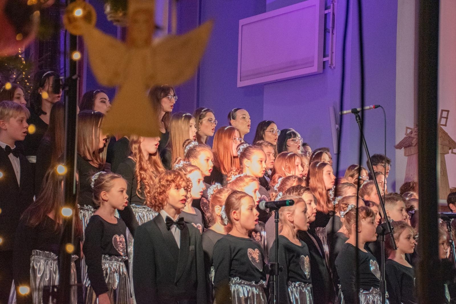 Zdjęcie w galerii na portalu naszwodzislaw.com: Koncert kolęd z owacjami na stojąco [FOTO i WIDEO] wiadomości z regionu