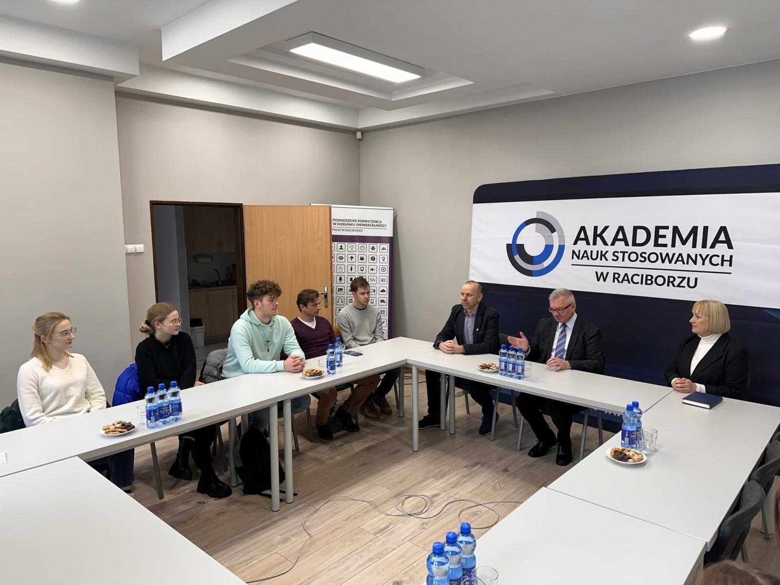 Zdjęcie w galerii na portalu naszwodzislaw.com: Nowa Rada Uczelniana Samorządu Studenckiego spotkała się z władzami Uczelni wiadomości z regionu