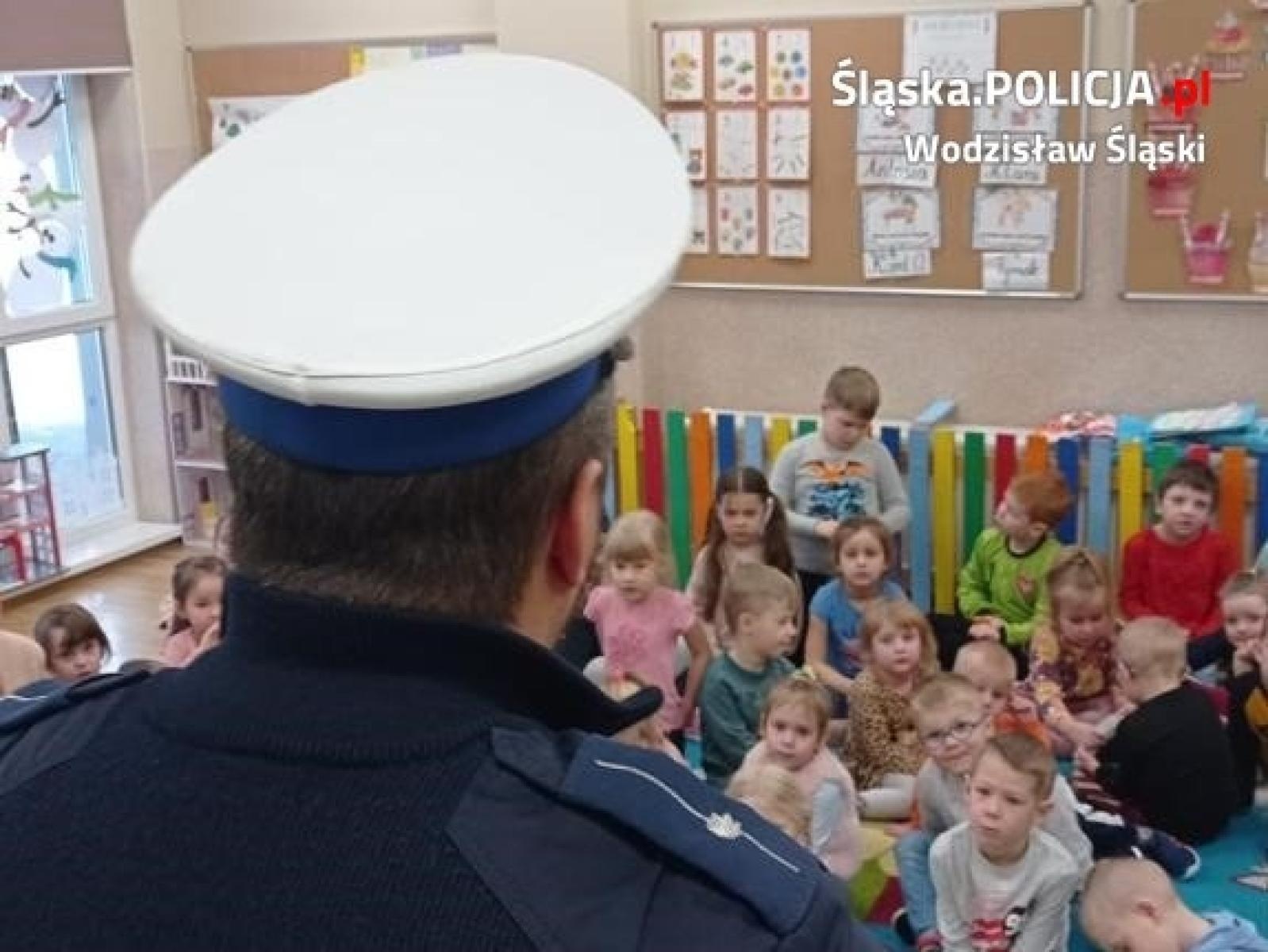 Zdjęcie w galerii na portalu naszwodzislaw.com: Z najmłodszymi o bezpieczeństwie w ruchu drogowym wiadomości z regionu