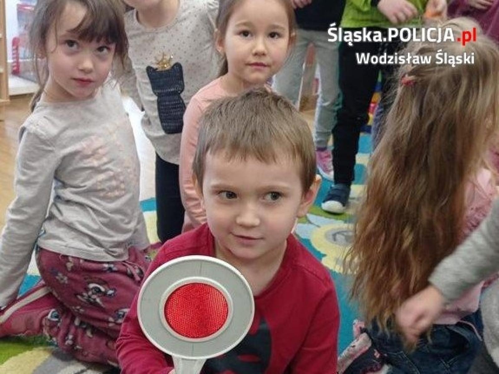 Zdjęcie w galerii na portalu naszwodzislaw.com: Z najmłodszymi o bezpieczeństwie w ruchu drogowym wiadomości z regionu