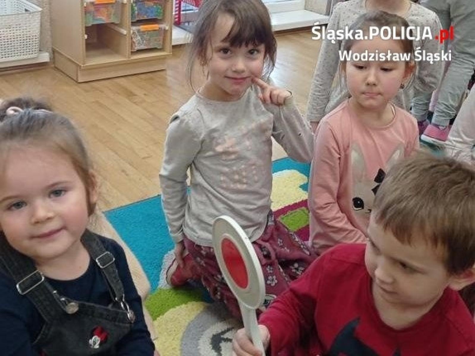 Zdjęcie w galerii na portalu naszwodzislaw.com: Z najmłodszymi o bezpieczeństwie w ruchu drogowym wiadomości z regionu