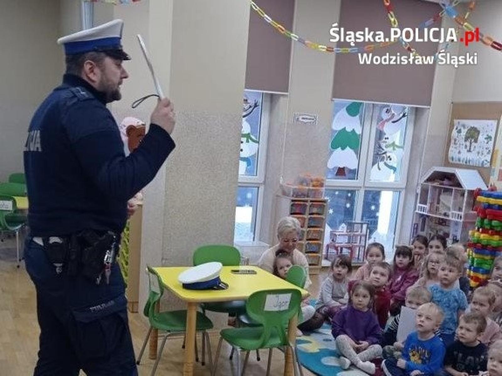 Zdjęcie w galerii na portalu naszwodzislaw.com: Z najmłodszymi o bezpieczeństwie w ruchu drogowym wiadomości z regionu