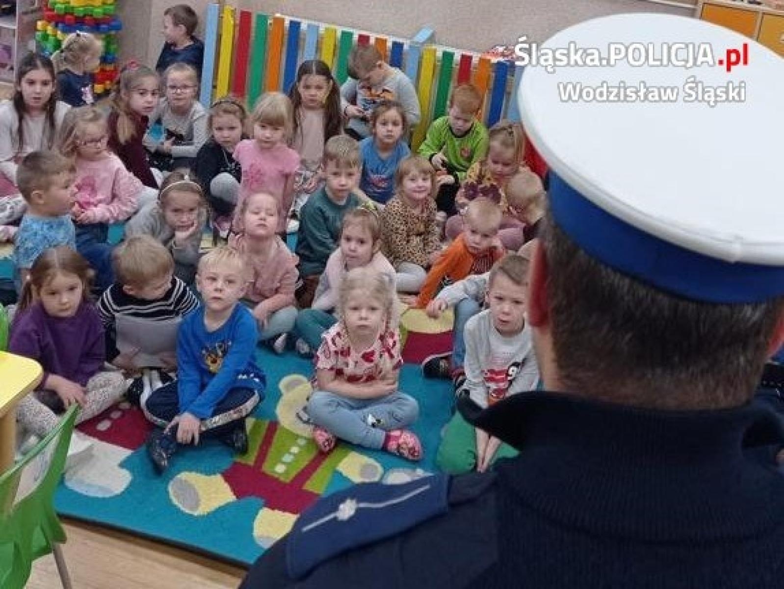 Zdjęcie w galerii na portalu naszwodzislaw.com: Z najmłodszymi o bezpieczeństwie w ruchu drogowym wiadomości z regionu