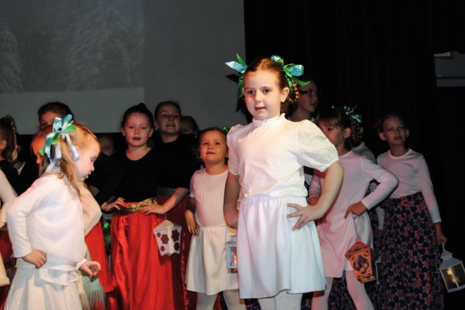 Zdjęcie w galerii na portalu naszwodzislaw.com: Magiczny koncert charytatywny w Gołkowicach. Dzieci wystąpiły dla potrzebującej rodziny [FOTO] wiadomości z regionu