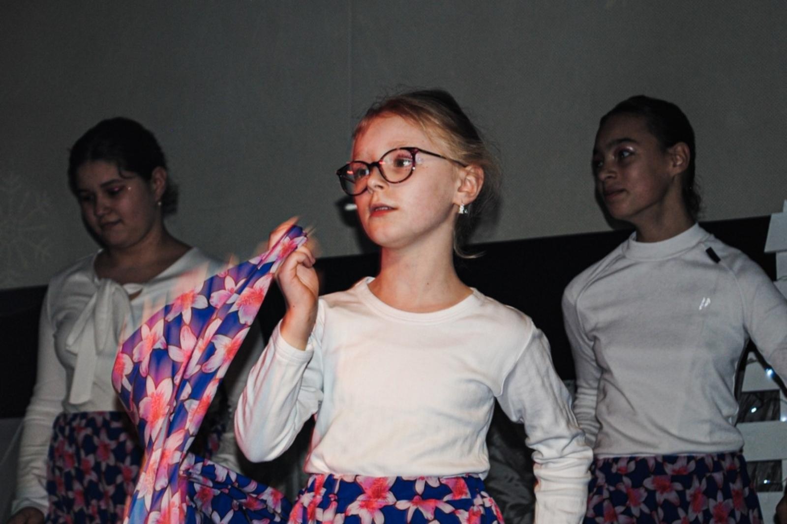 Zdjęcie w galerii na portalu naszwodzislaw.com: Magiczny koncert charytatywny w Gołkowicach. Dzieci wystąpiły dla potrzebującej rodziny [FOTO] wiadomości z regionu