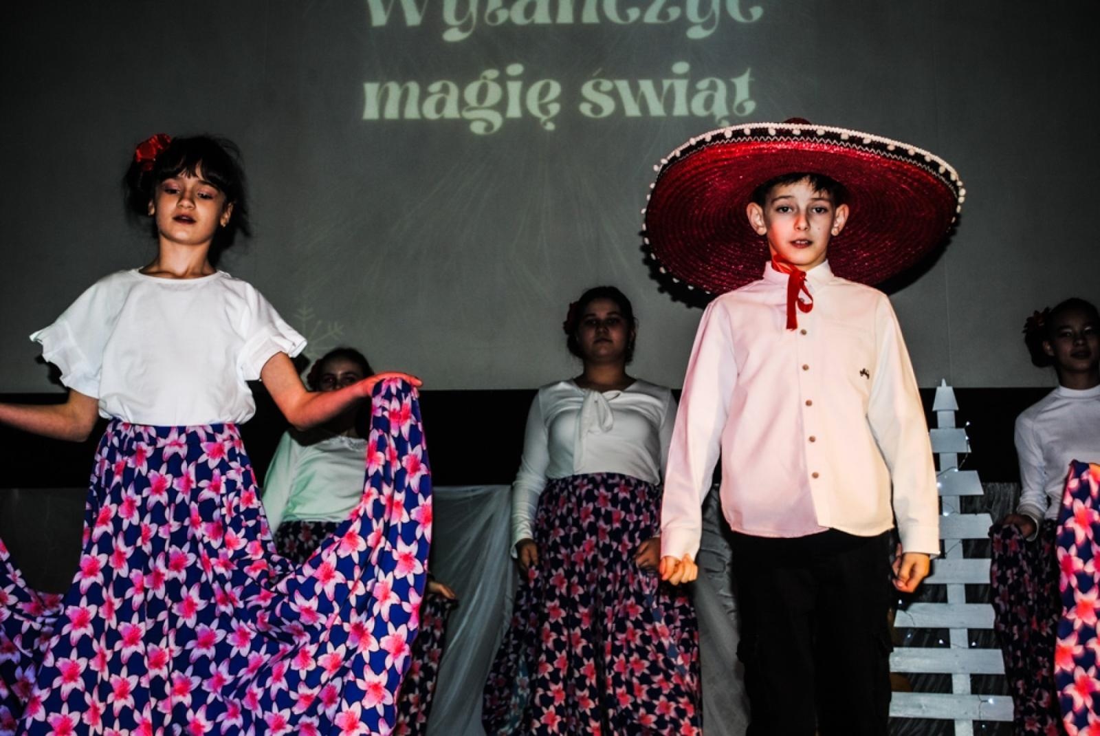 Zdjęcie w galerii na portalu naszwodzislaw.com: Magiczny koncert charytatywny w Gołkowicach. Dzieci wystąpiły dla potrzebującej rodziny [FOTO] wiadomości z regionu