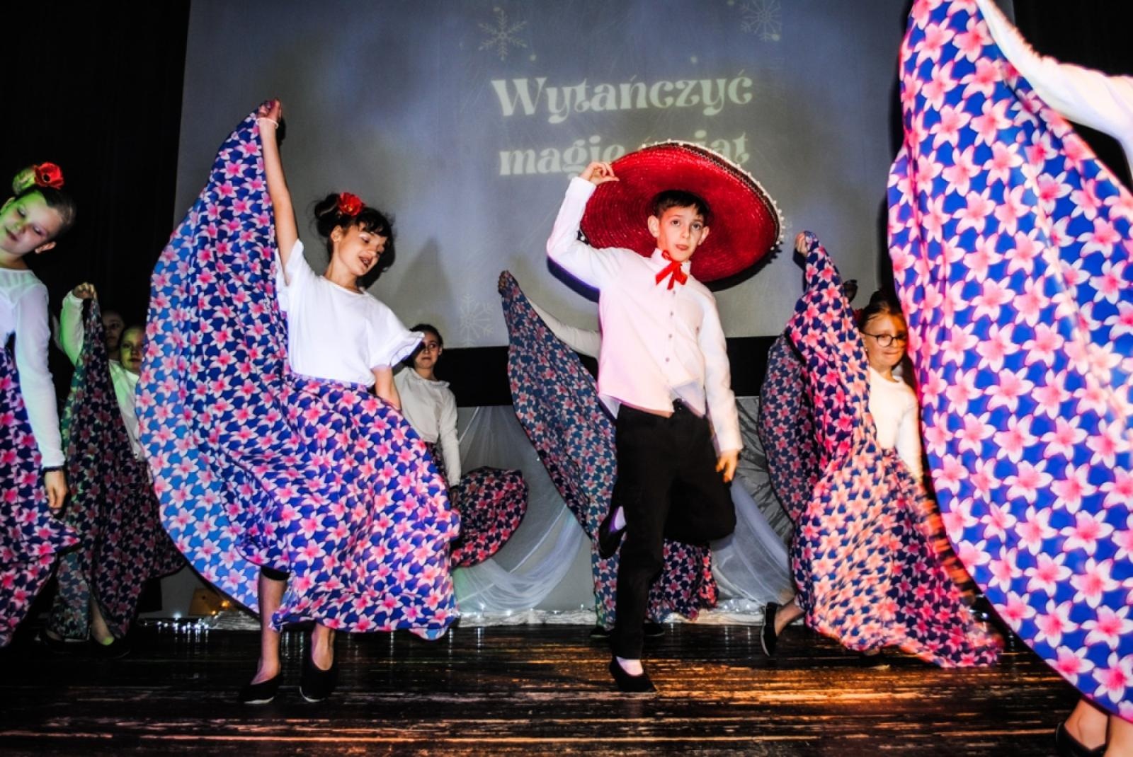 Zdjęcie w galerii na portalu naszwodzislaw.com: Magiczny koncert charytatywny w Gołkowicach. Dzieci wystąpiły dla potrzebującej rodziny [FOTO] wiadomości z regionu