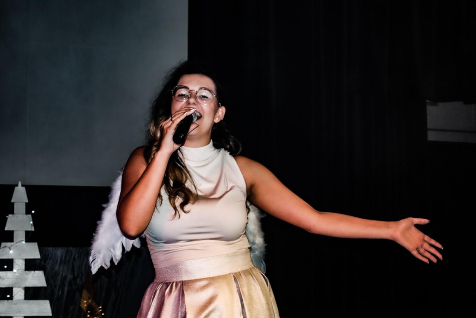 Zdjęcie w galerii na portalu naszwodzislaw.com: Magiczny koncert charytatywny w Gołkowicach. Dzieci wystąpiły dla potrzebującej rodziny [FOTO] wiadomości z regionu