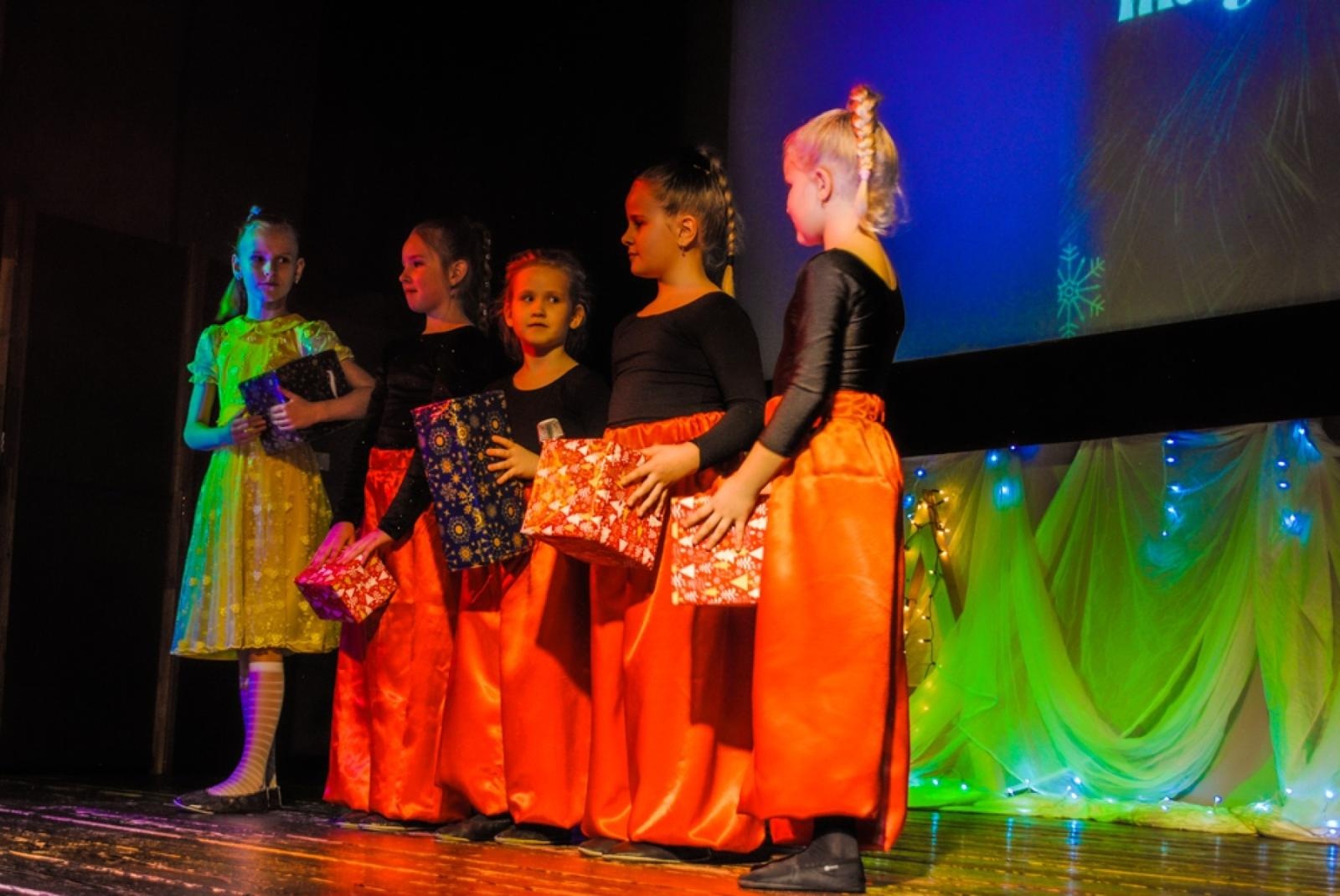 Zdjęcie w galerii na portalu naszwodzislaw.com: Magiczny koncert charytatywny w Gołkowicach. Dzieci wystąpiły dla potrzebującej rodziny [FOTO] wiadomości z regionu