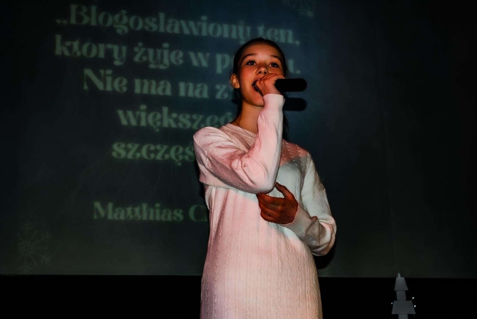 Zdjęcie w galerii na portalu naszwodzislaw.com: Magiczny koncert charytatywny w Gołkowicach. Dzieci wystąpiły dla potrzebującej rodziny [FOTO] wiadomości z regionu