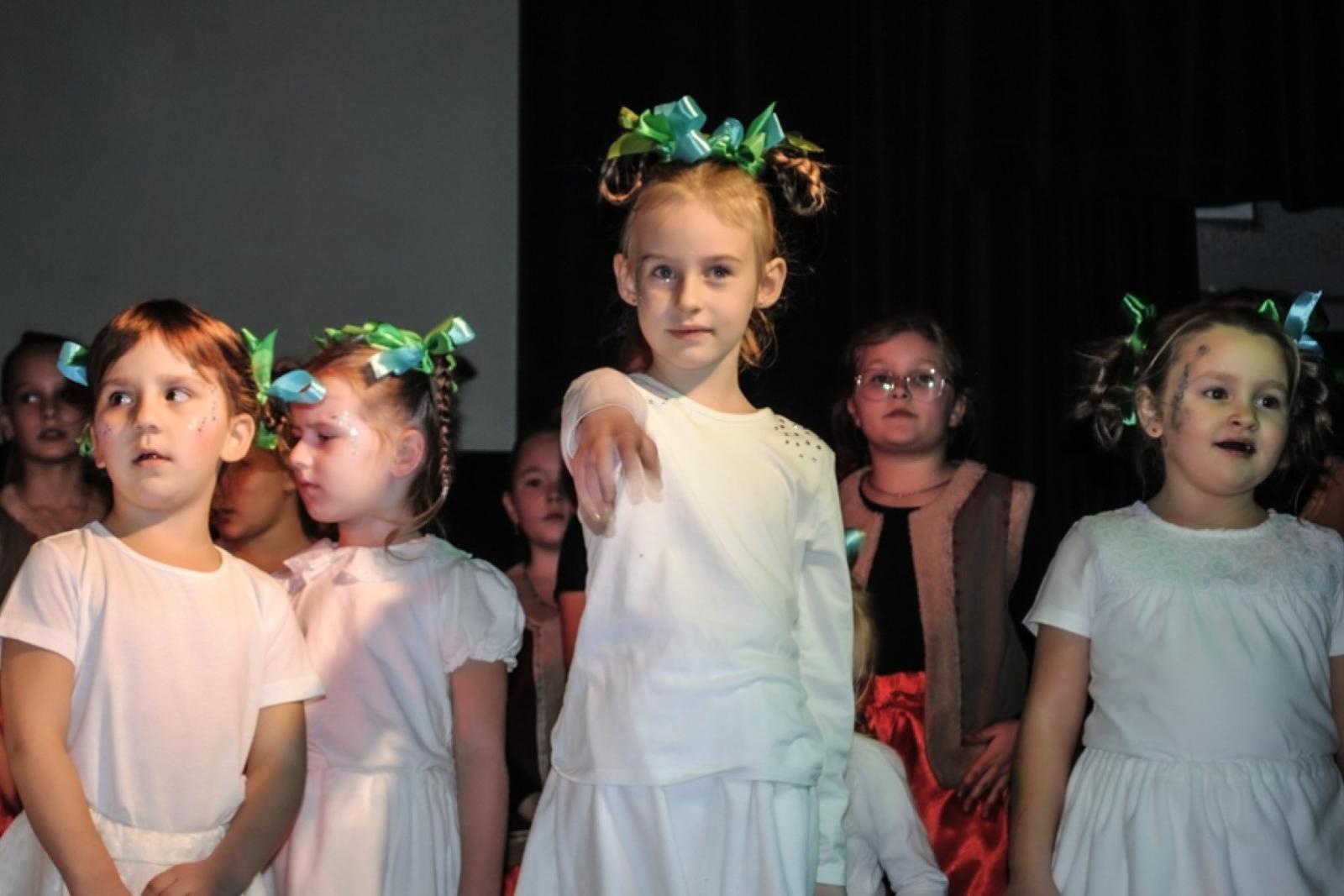 Zdjęcie w galerii na portalu naszwodzislaw.com: Magiczny koncert charytatywny w Gołkowicach. Dzieci wystąpiły dla potrzebującej rodziny [FOTO] wiadomości z regionu