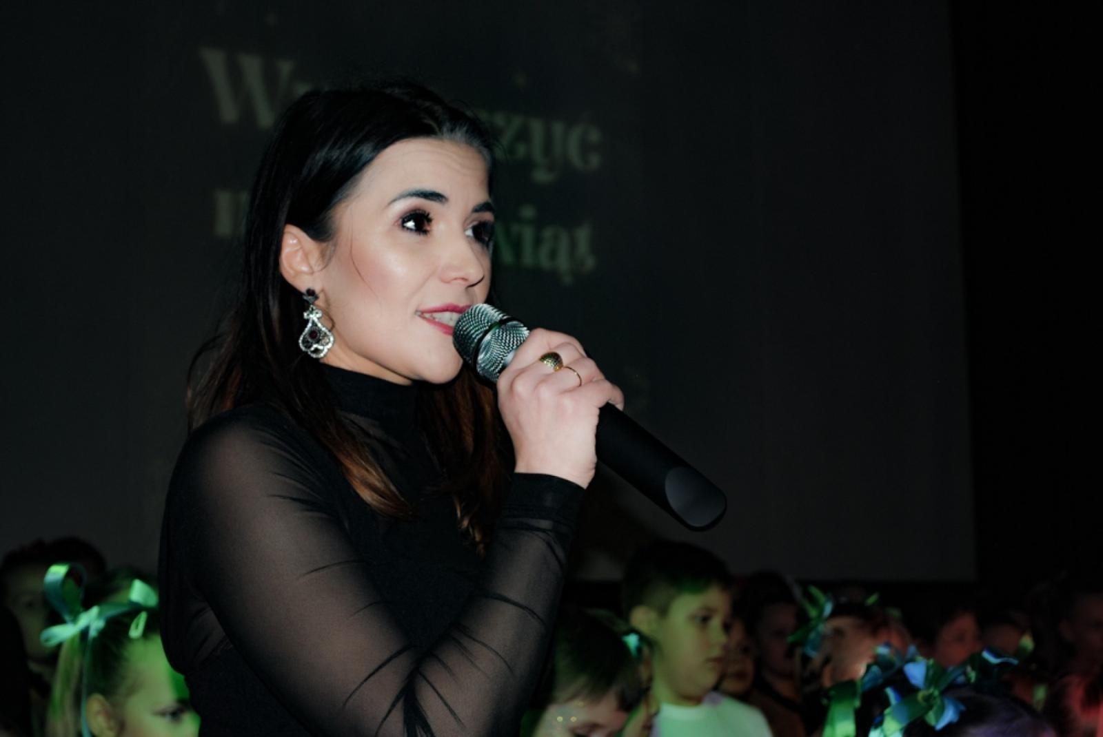 Zdjęcie w galerii na portalu naszwodzislaw.com: Magiczny koncert charytatywny w Gołkowicach. Dzieci wystąpiły dla potrzebującej rodziny [FOTO] wiadomości z regionu
