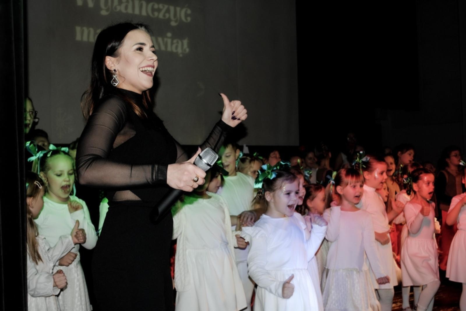 Zdjęcie w galerii na portalu naszwodzislaw.com: Magiczny koncert charytatywny w Gołkowicach. Dzieci wystąpiły dla potrzebującej rodziny [FOTO] wiadomości z regionu