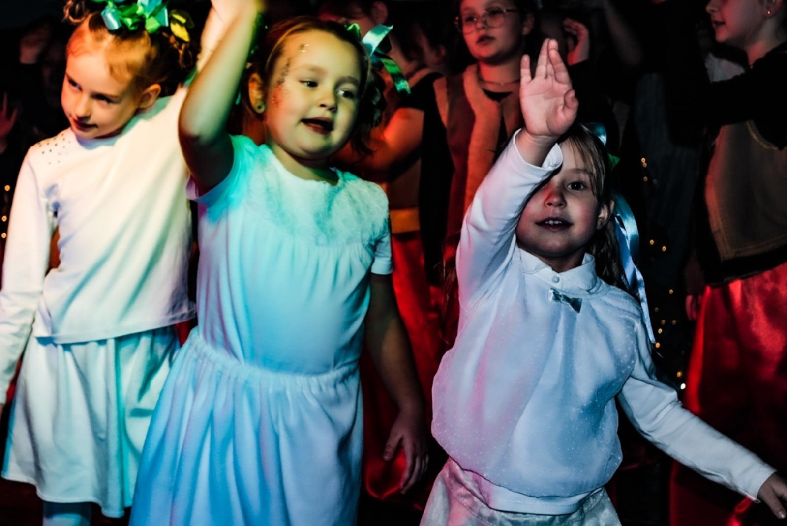 Zdjęcie w galerii na portalu naszwodzislaw.com: Magiczny koncert charytatywny w Gołkowicach. Dzieci wystąpiły dla potrzebującej rodziny [FOTO] wiadomości z regionu