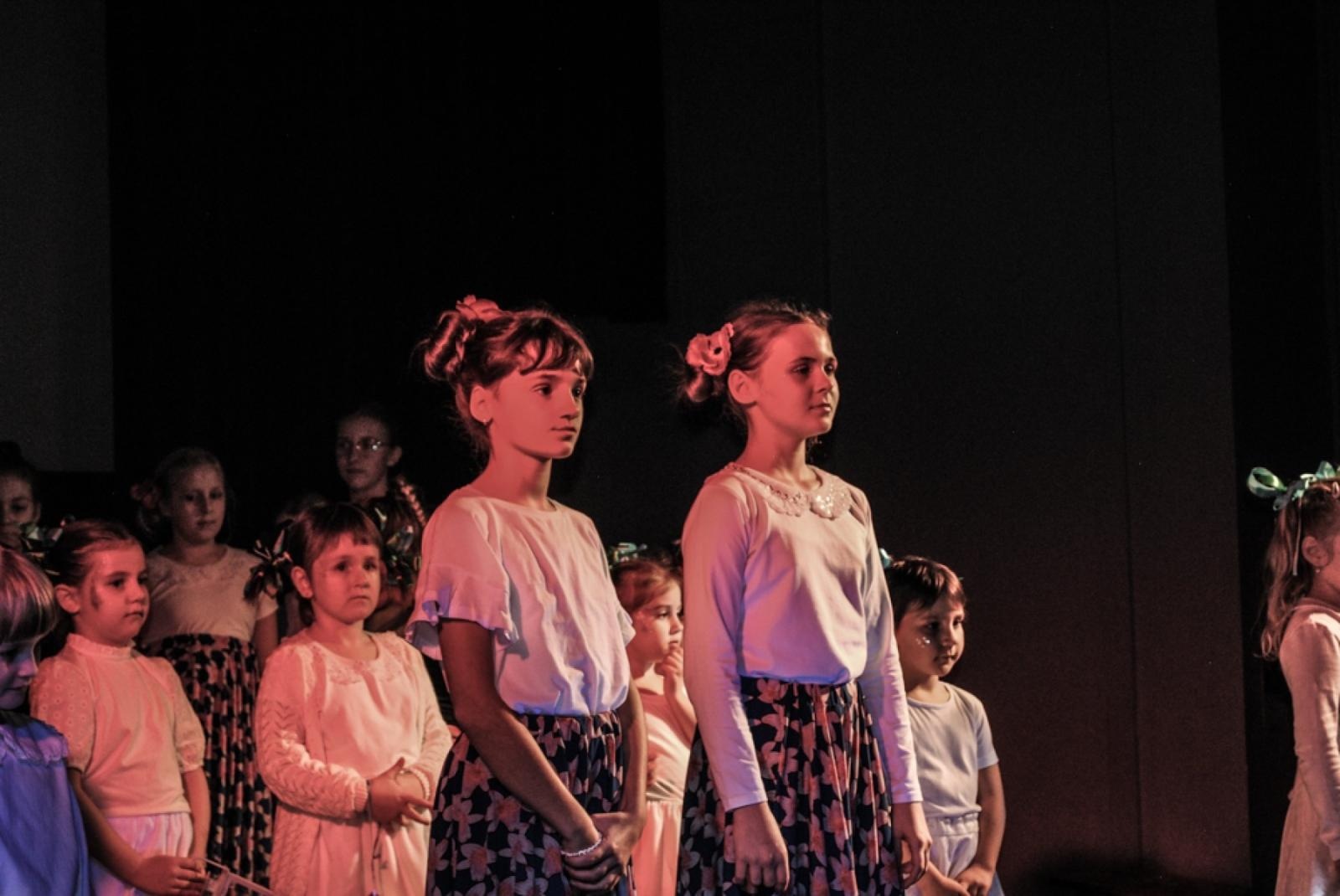 Zdjęcie w galerii na portalu naszwodzislaw.com: Magiczny koncert charytatywny w Gołkowicach. Dzieci wystąpiły dla potrzebującej rodziny [FOTO] wiadomości z regionu