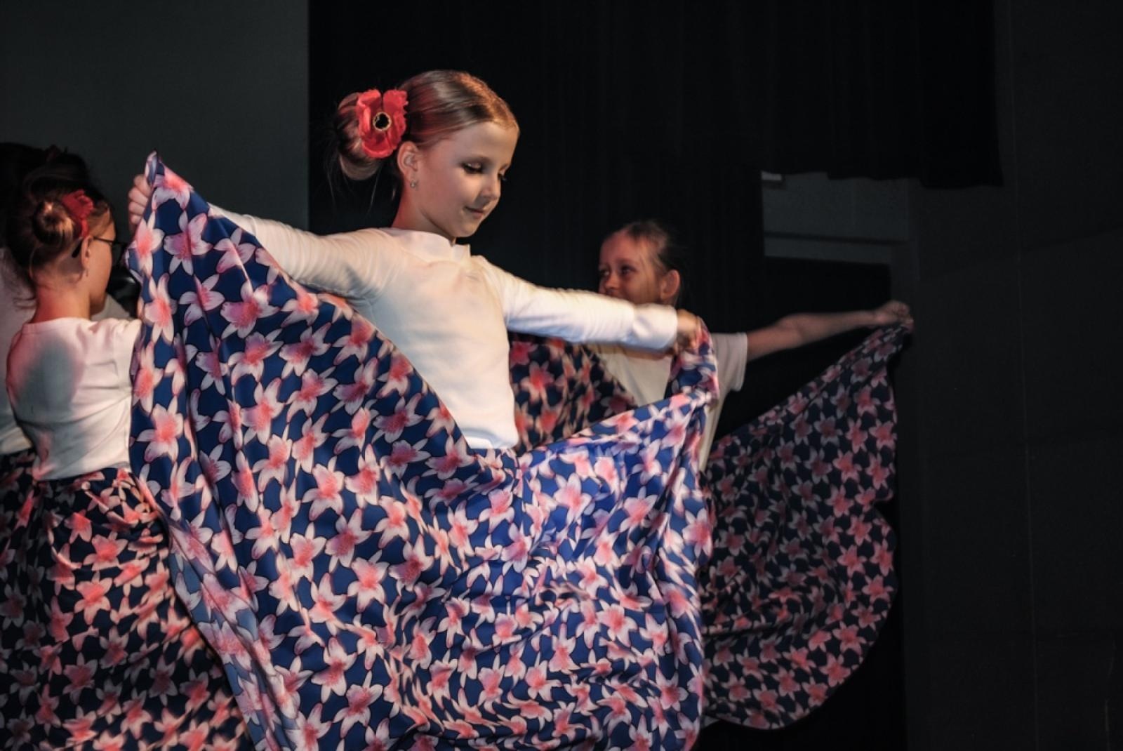 Zdjęcie w galerii na portalu naszwodzislaw.com: Magiczny koncert charytatywny w Gołkowicach. Dzieci wystąpiły dla potrzebującej rodziny [FOTO] wiadomości z regionu