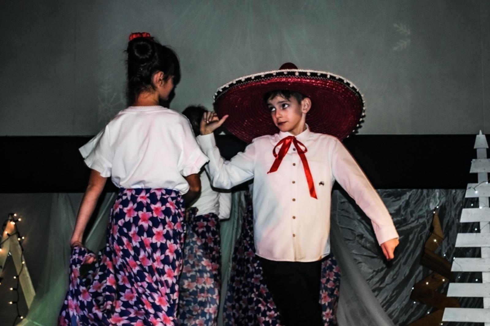 Zdjęcie w galerii na portalu naszwodzislaw.com: Magiczny koncert charytatywny w Gołkowicach. Dzieci wystąpiły dla potrzebującej rodziny [FOTO] wiadomości z regionu