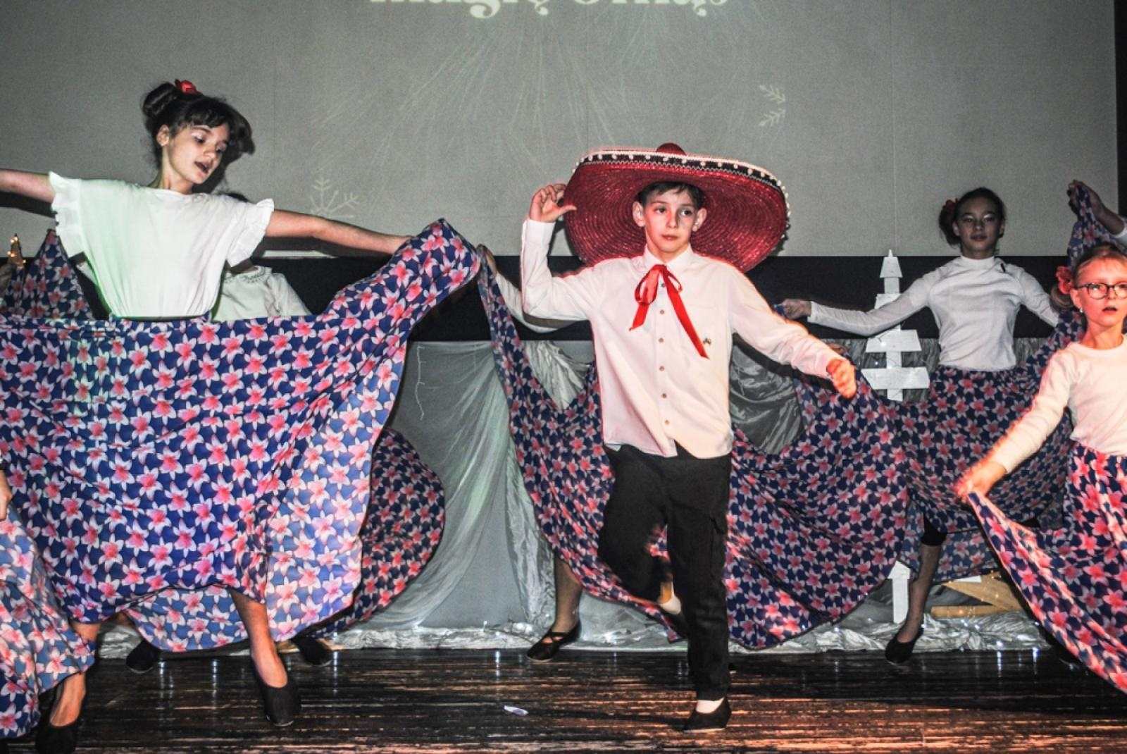 Zdjęcie w galerii na portalu naszwodzislaw.com: Magiczny koncert charytatywny w Gołkowicach. Dzieci wystąpiły dla potrzebującej rodziny [FOTO] wiadomości z regionu