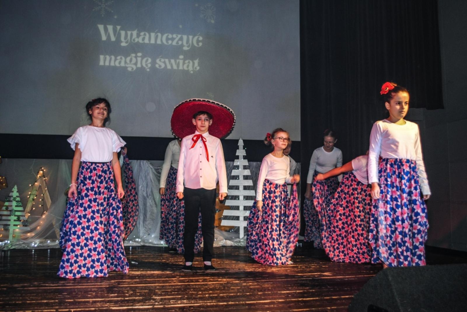 Zdjęcie w galerii na portalu naszwodzislaw.com: Magiczny koncert charytatywny w Gołkowicach. Dzieci wystąpiły dla potrzebującej rodziny [FOTO] wiadomości z regionu