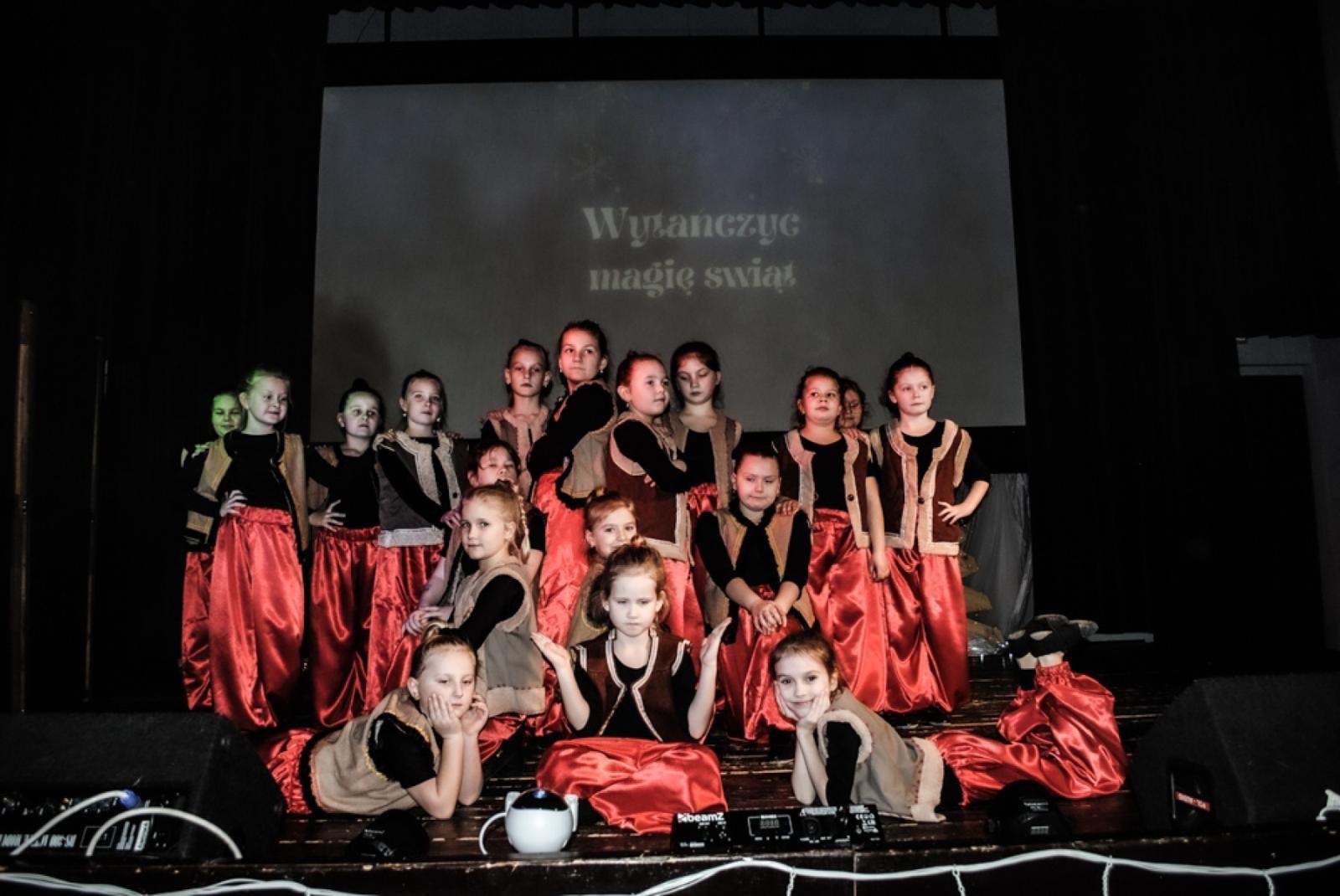 Zdjęcie w galerii na portalu naszwodzislaw.com: Magiczny koncert charytatywny w Gołkowicach. Dzieci wystąpiły dla potrzebującej rodziny [FOTO] wiadomości z regionu