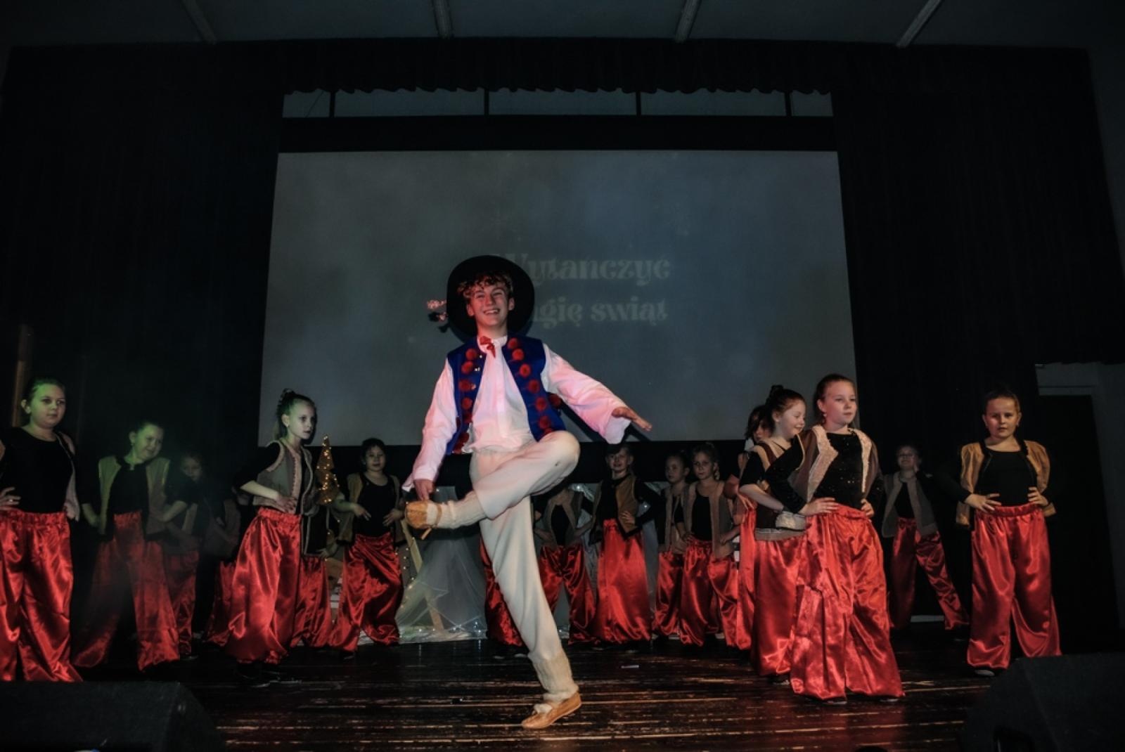 Zdjęcie w galerii na portalu naszwodzislaw.com: Magiczny koncert charytatywny w Gołkowicach. Dzieci wystąpiły dla potrzebującej rodziny [FOTO] wiadomości z regionu