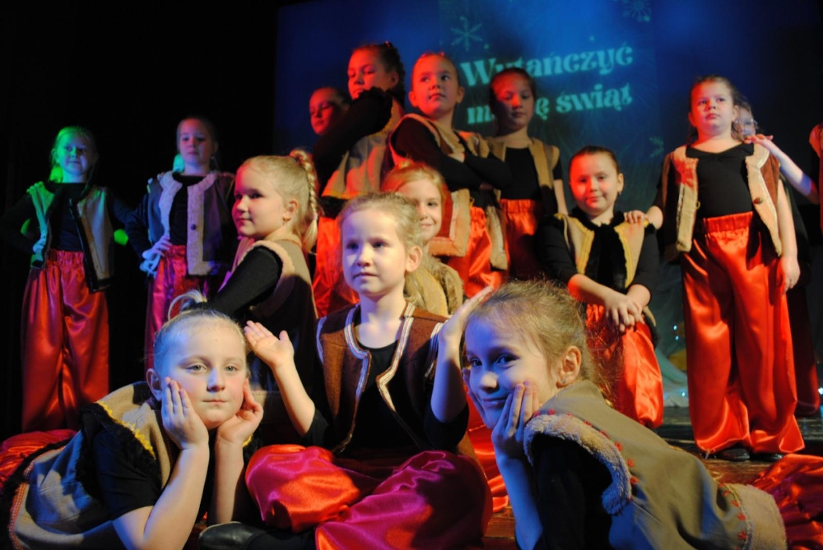 Zdjęcie w galerii na portalu naszwodzislaw.com: Magiczny koncert charytatywny w Gołkowicach. Dzieci wystąpiły dla potrzebującej rodziny [FOTO] wiadomości z regionu