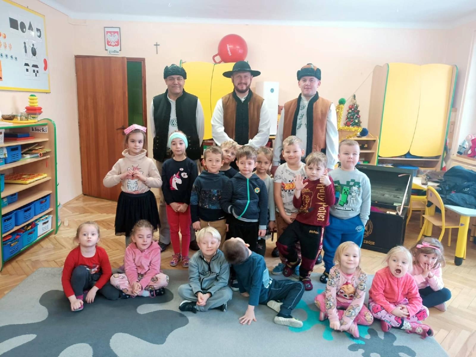 Zdjęcie w galerii na portalu naszwodzislaw.com: Beskidzcy Zbóje w Przedszkolu nr 1 wiadomości z regionu