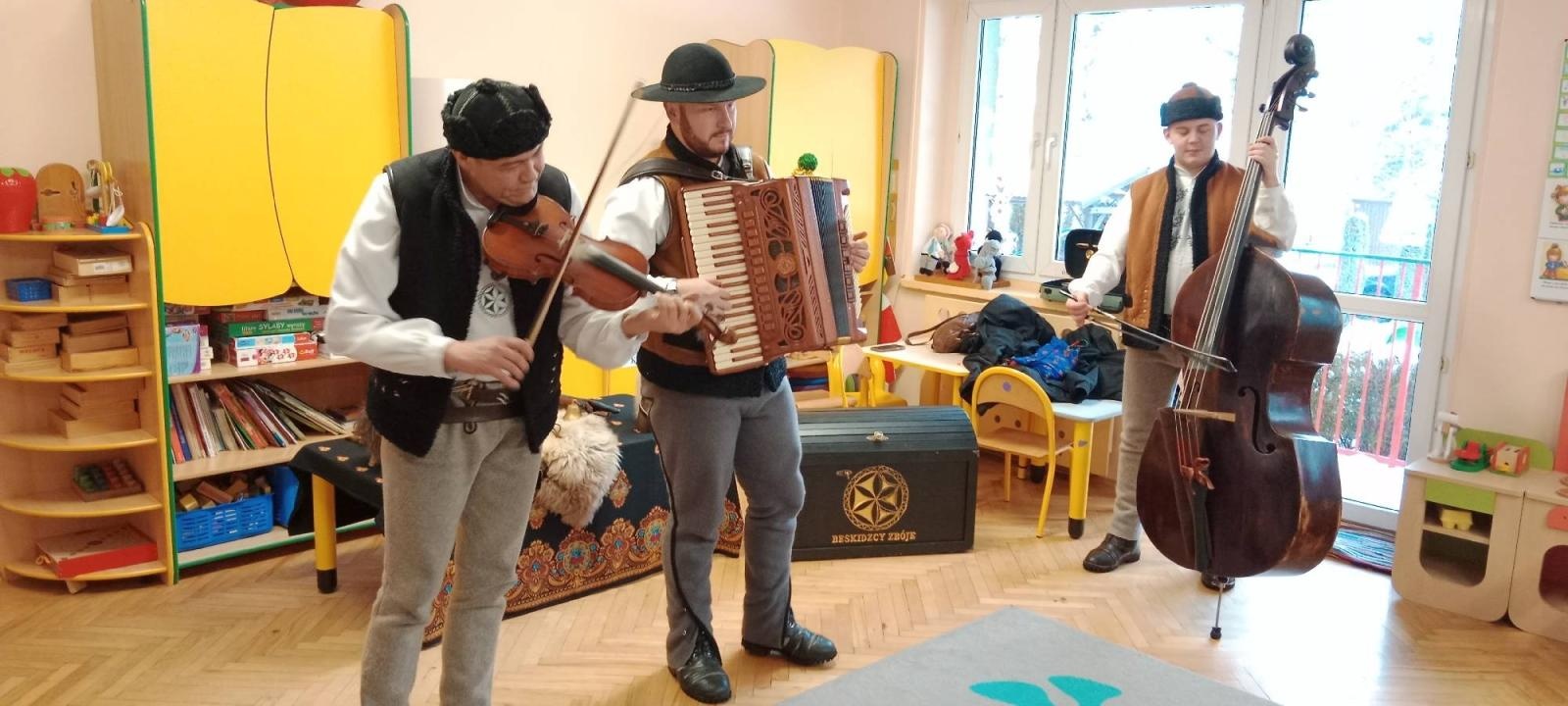 Zdjęcie w galerii na portalu naszwodzislaw.com: Beskidzcy Zbóje w Przedszkolu nr 1 wiadomości z regionu