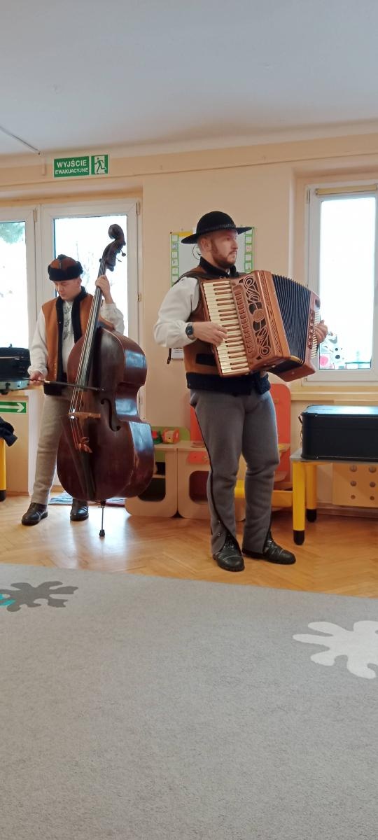 Zdjęcie w galerii na portalu naszwodzislaw.com: Beskidzcy Zbóje w Przedszkolu nr 1 wiadomości z regionu