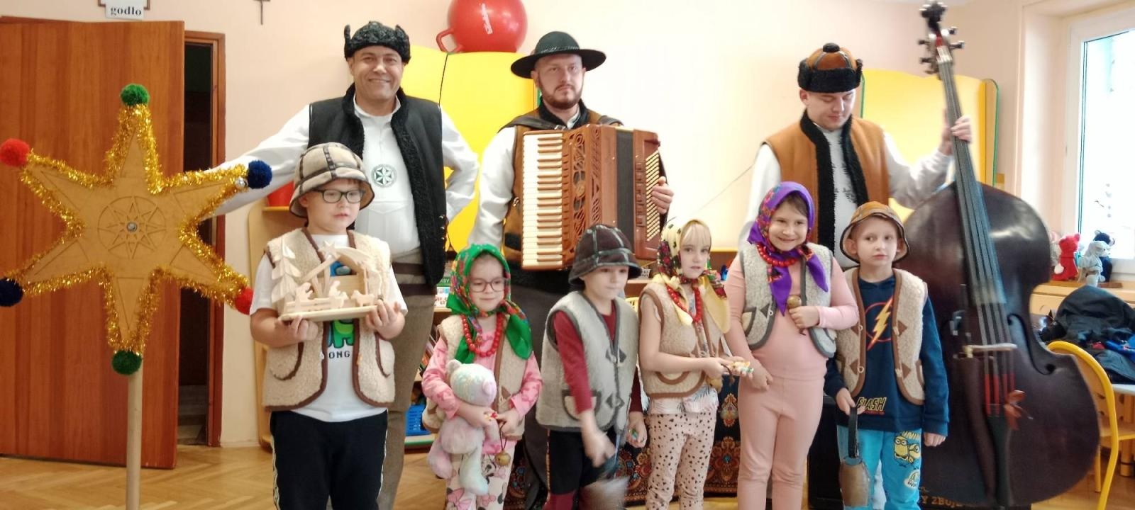 Zdjęcie w galerii na portalu naszwodzislaw.com: Beskidzcy Zbóje w Przedszkolu nr 1 wiadomości z regionu