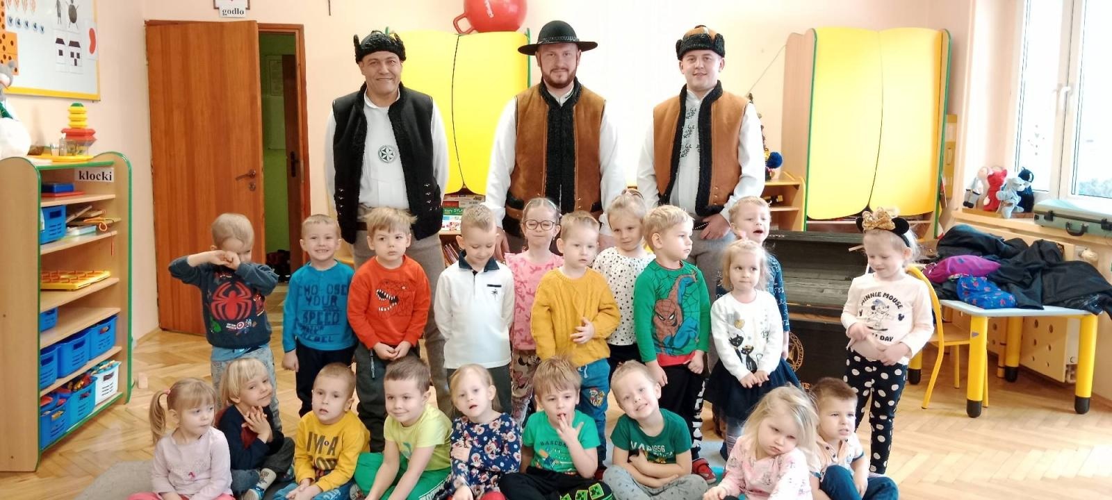 Zdjęcie w galerii na portalu naszwodzislaw.com: Beskidzcy Zbóje w Przedszkolu nr 1 wiadomości z regionu