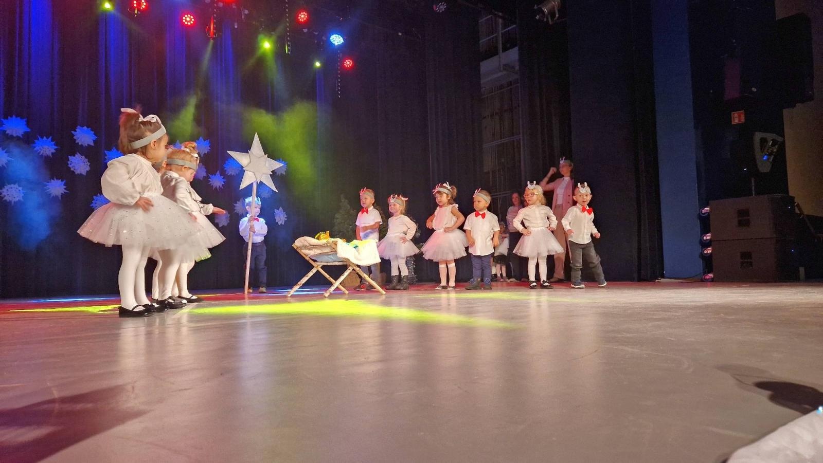 Zdjęcie w galerii na portalu naszwodzislaw.com: Pszowskie przedszkolaki w świątecznym klimacie wiadomości z regionu