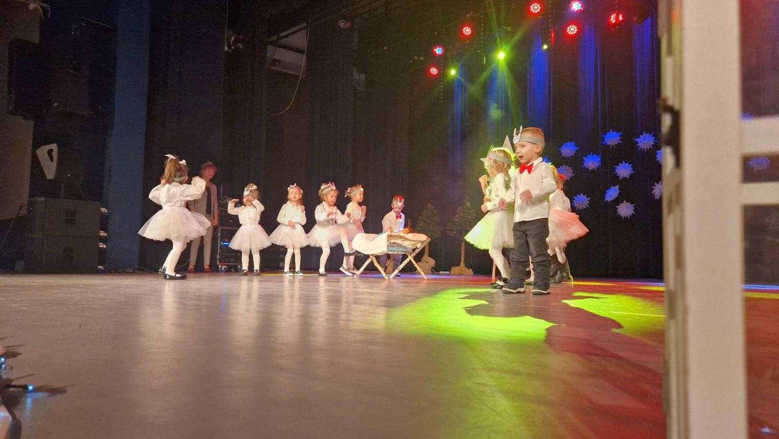 Zdjęcie w galerii na portalu naszwodzislaw.com: Pszowskie przedszkolaki w świątecznym klimacie wiadomości z regionu