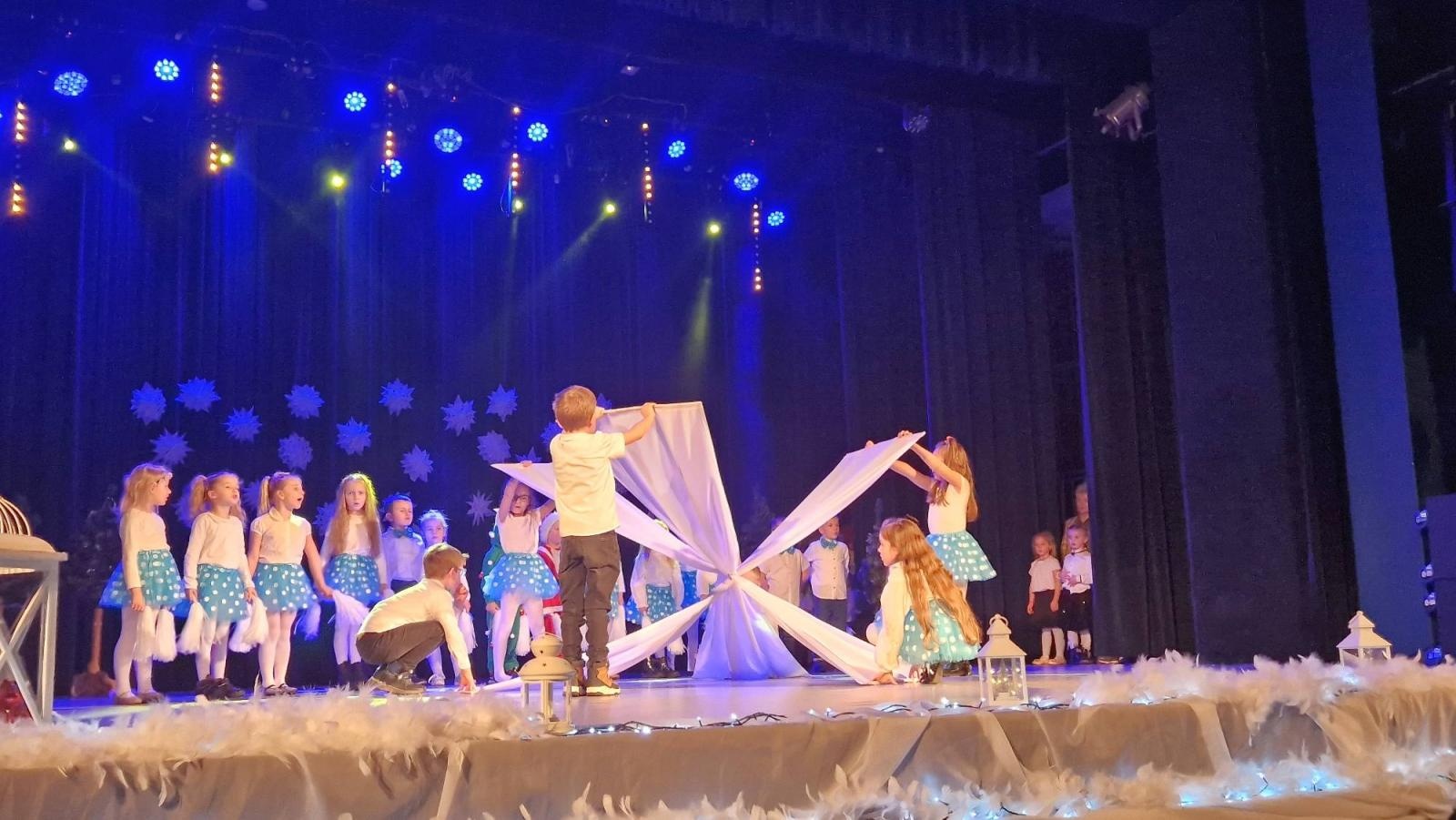 Zdjęcie w galerii na portalu naszwodzislaw.com: Pszowskie przedszkolaki w świątecznym klimacie wiadomości z regionu