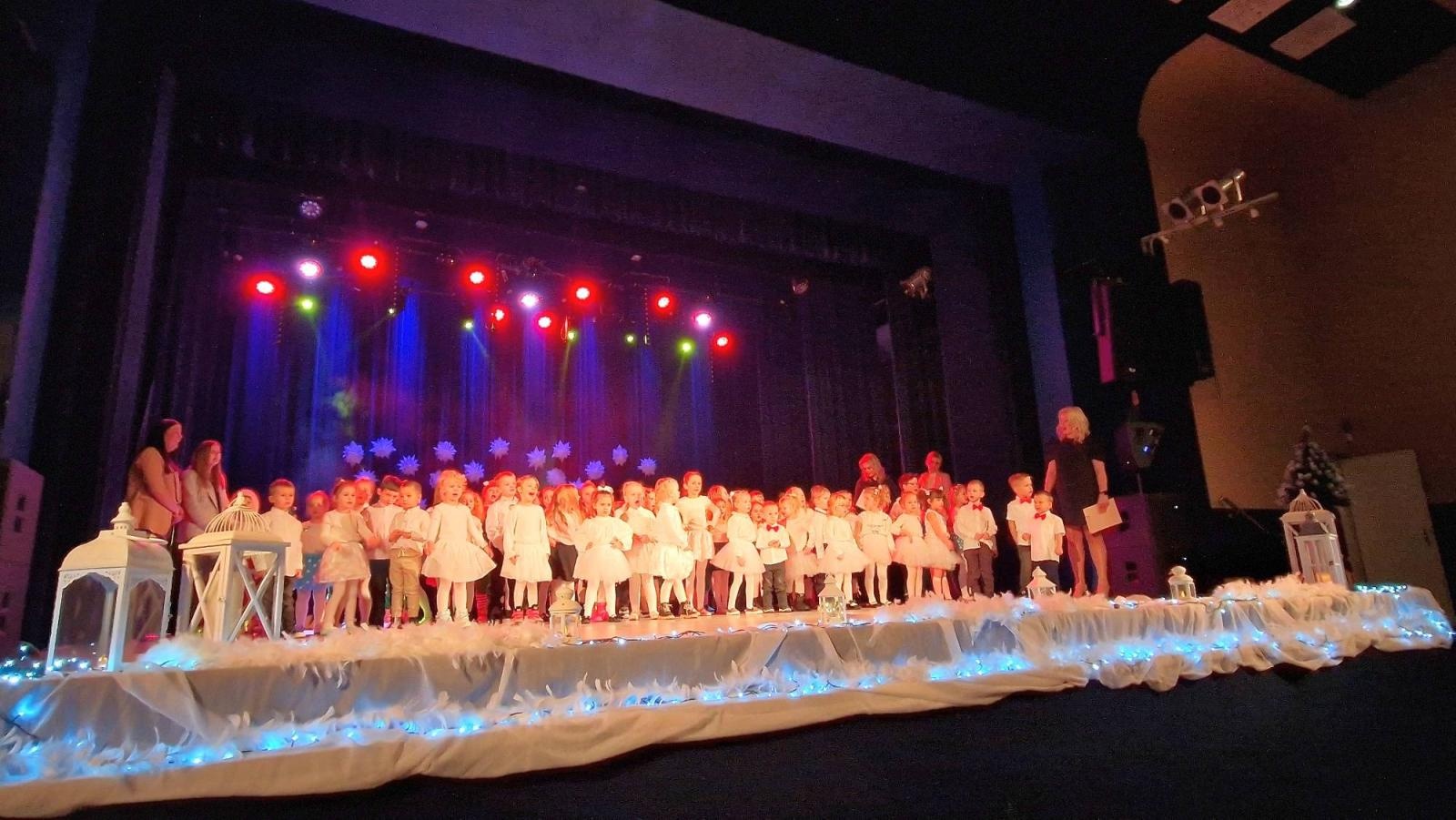 Zdjęcie w galerii na portalu naszwodzislaw.com: Pszowskie przedszkolaki w świątecznym klimacie wiadomości z regionu