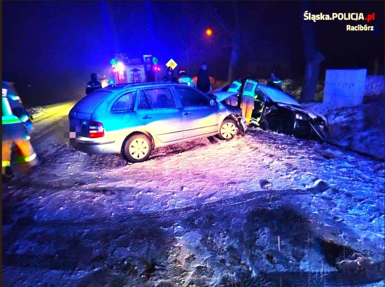 Zdjęcie w galerii na portalu naszwodzislaw.com: Zderzenie forda i skody w Rzuchowie. Trzy osoby w szpitalu wiadomości z regionu