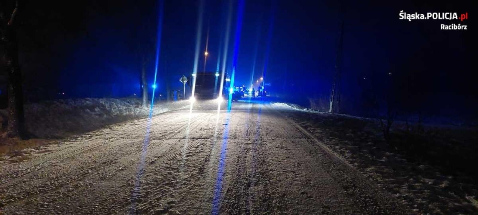 Zdjęcie w galerii na portalu naszwodzislaw.com: Zderzenie forda i skody w Rzuchowie. Trzy osoby w szpitalu wiadomości z regionu