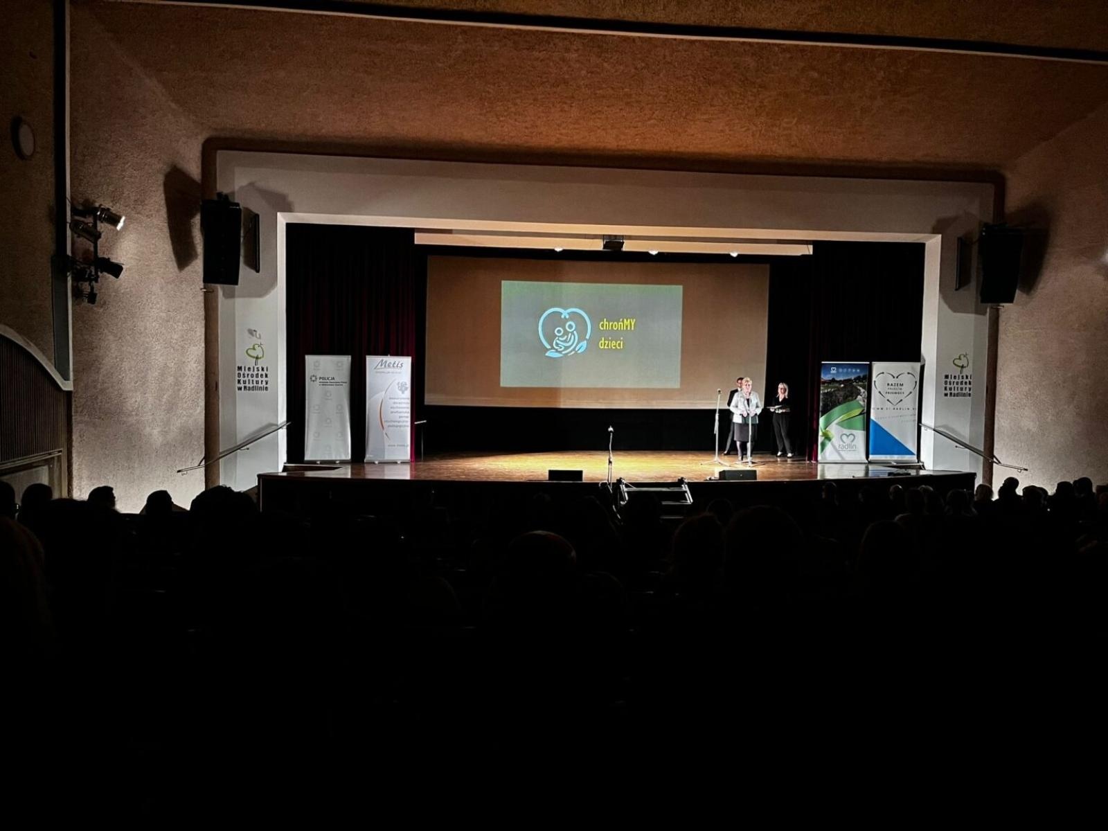 Zdjęcie w galerii na portalu naszwodzislaw.com: Konferencja ChrońMY Dzieci w Radlinie. Nowe standardy ochrony małoletnich [FOTO i WIDEO] wiadomości z regionu