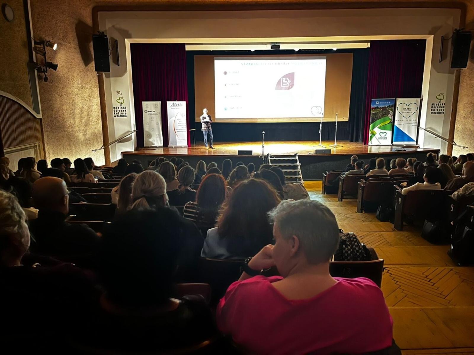 Zdjęcie w galerii na portalu naszwodzislaw.com: Konferencja ChrońMY Dzieci w Radlinie. Nowe standardy ochrony małoletnich [FOTO i WIDEO] wiadomości z regionu
