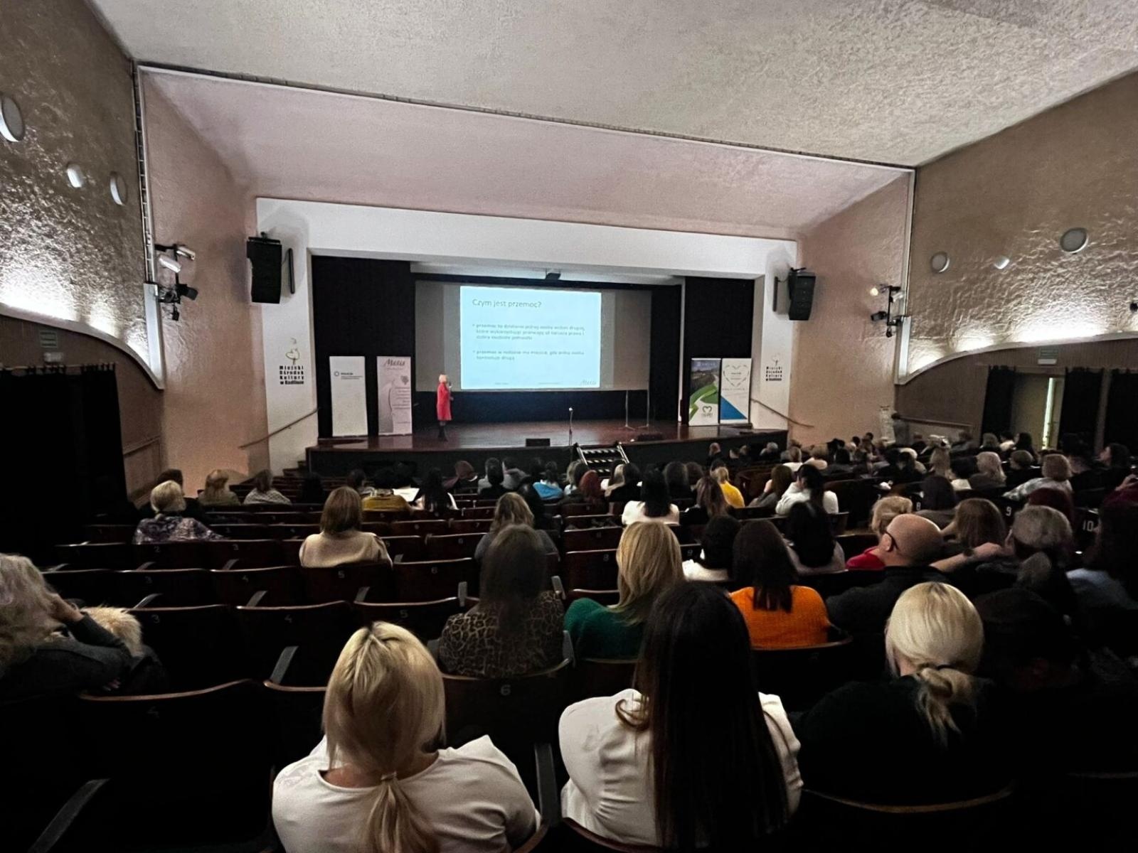Zdjęcie w galerii na portalu naszwodzislaw.com: Konferencja ChrońMY Dzieci w Radlinie. Nowe standardy ochrony małoletnich [FOTO i WIDEO] wiadomości z regionu