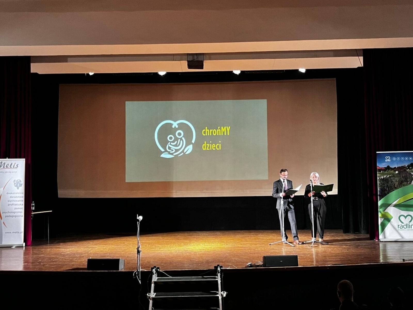 Zdjęcie w galerii na portalu naszwodzislaw.com: Konferencja ChrońMY Dzieci w Radlinie. Nowe standardy ochrony małoletnich [FOTO i WIDEO] wiadomości z regionu