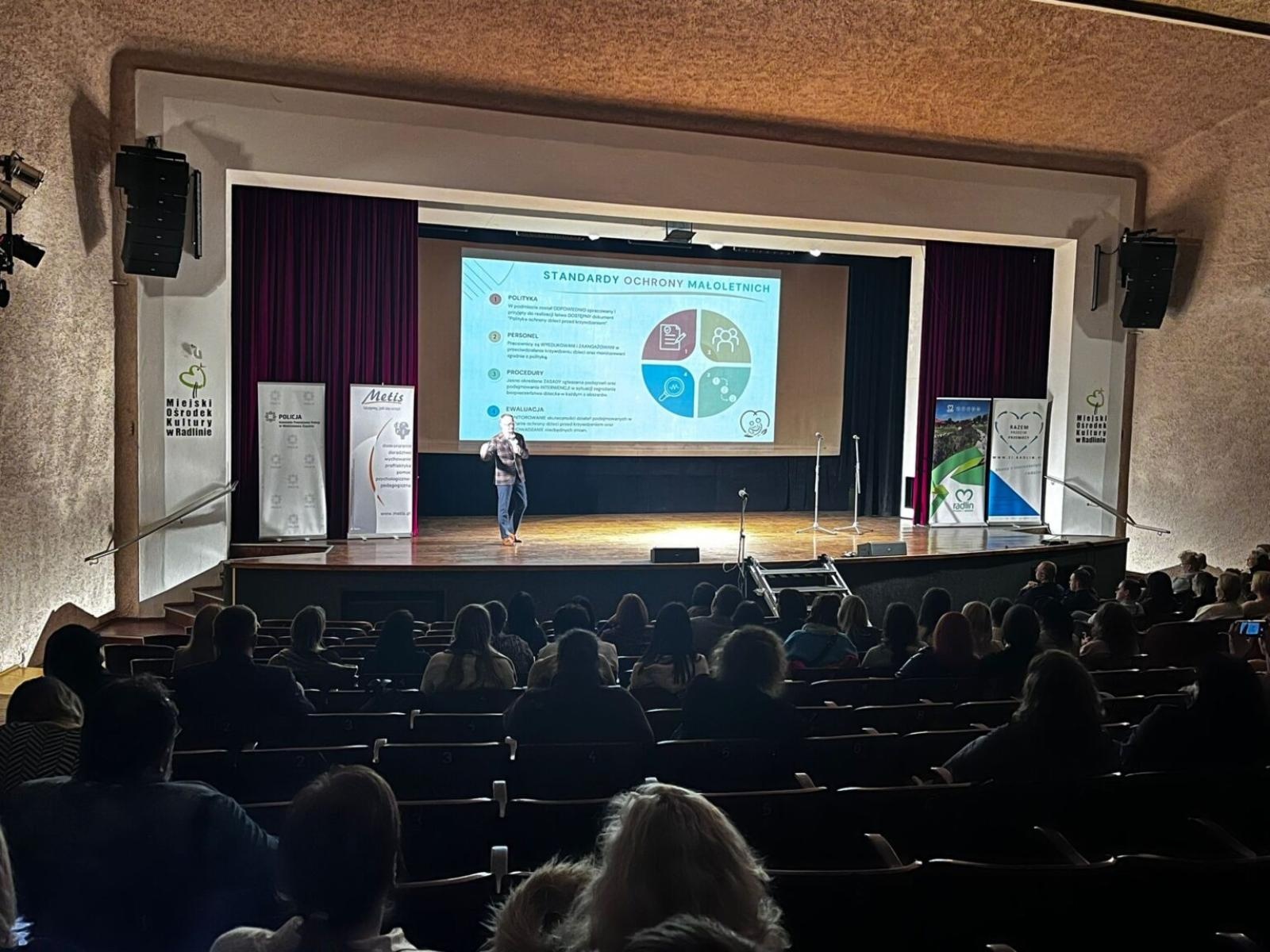 Zdjęcie w galerii na portalu naszwodzislaw.com: Konferencja ChrońMY Dzieci w Radlinie. Nowe standardy ochrony małoletnich [FOTO i WIDEO] wiadomości z regionu