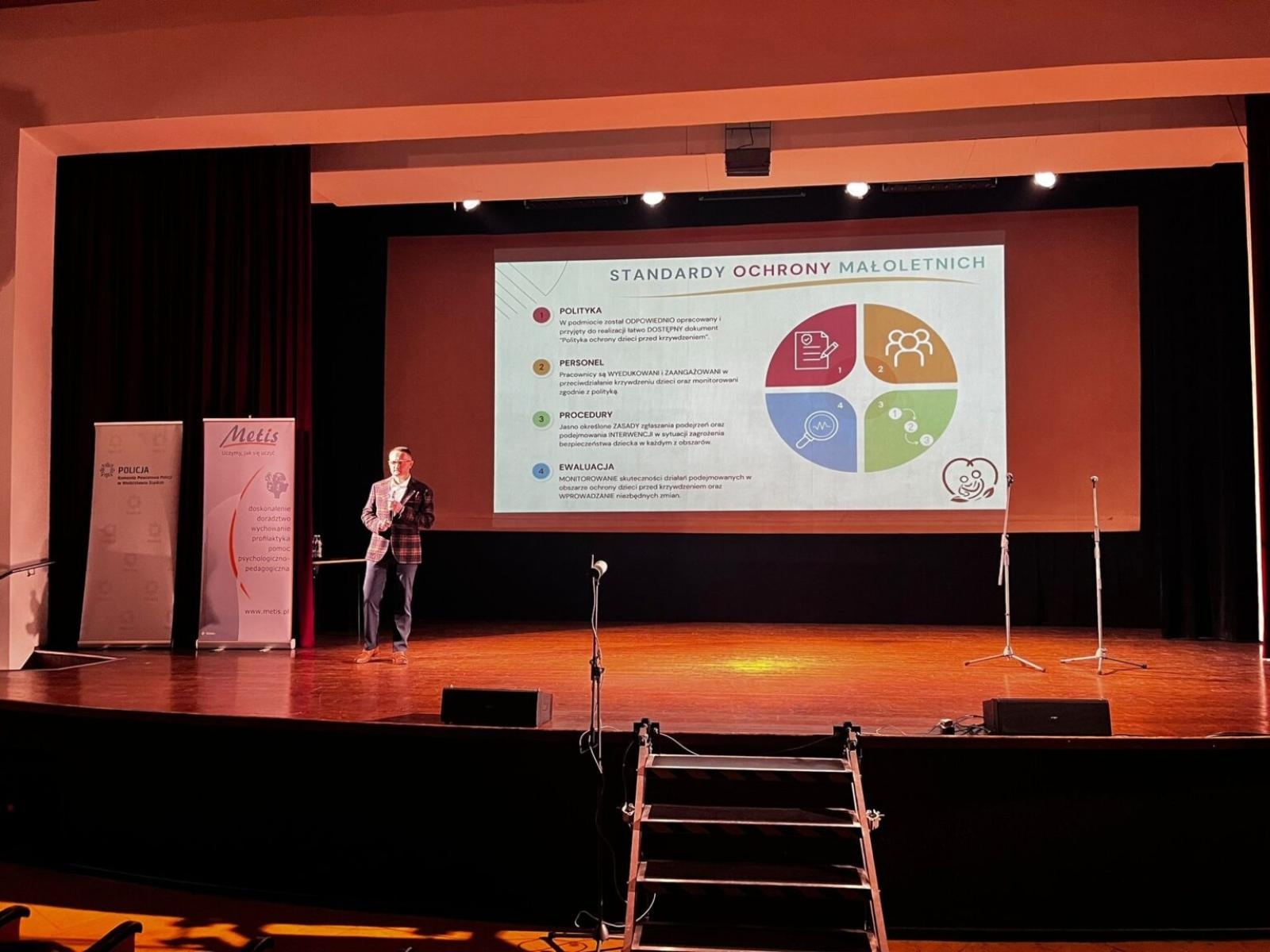 Zdjęcie w galerii na portalu naszwodzislaw.com: Konferencja ChrońMY Dzieci w Radlinie. Nowe standardy ochrony małoletnich [FOTO i WIDEO] wiadomości z regionu