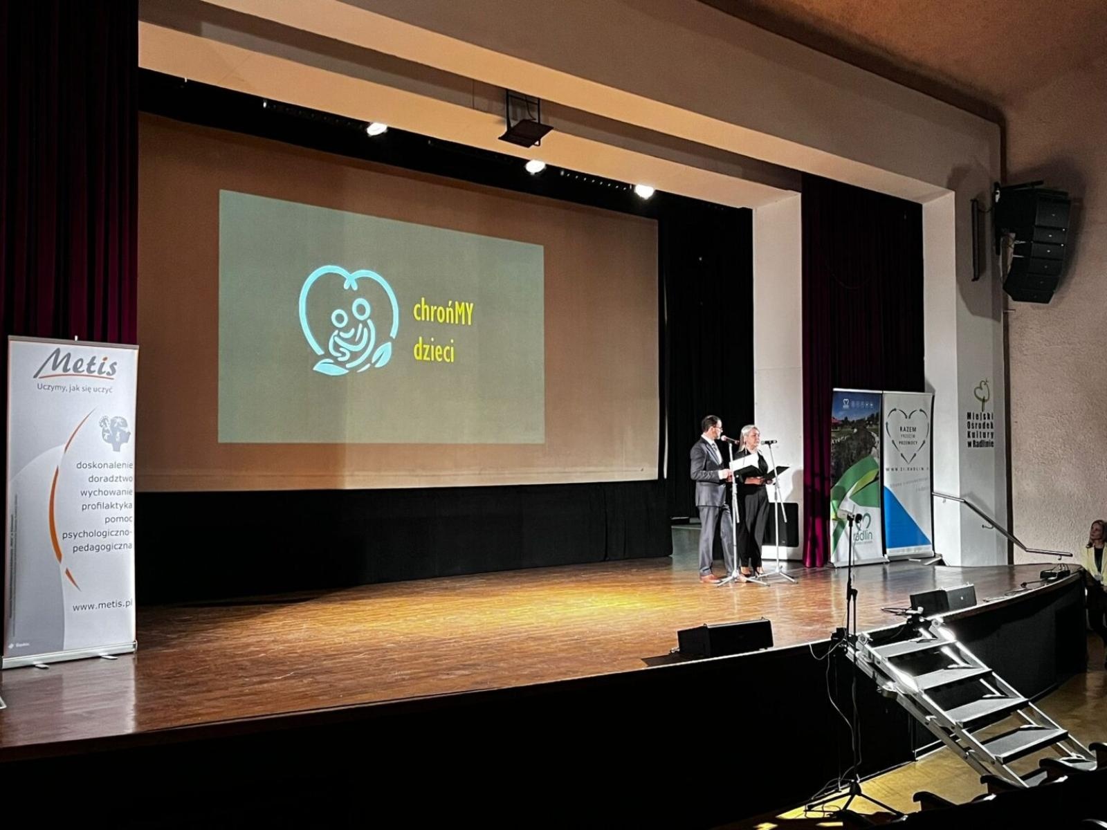 Zdjęcie w galerii na portalu naszwodzislaw.com: Konferencja ChrońMY Dzieci w Radlinie. Nowe standardy ochrony małoletnich [FOTO i WIDEO] wiadomości z regionu